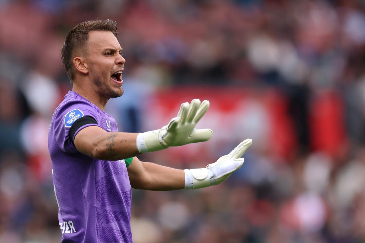 Medie: Wolfsburg-keeper Wellenreuther ramt af knæskade Medie: Wolfsburg-keeper Wellenreuther ramt af knæskade