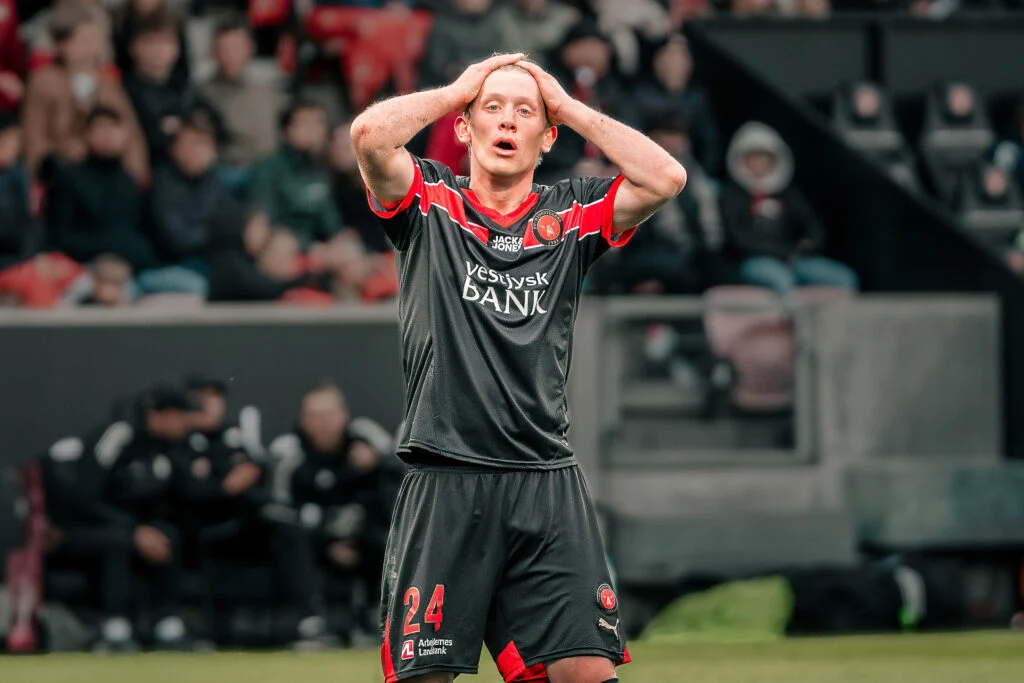 Medie: Total uenighed bag kulissen: Oliver Sørensen hentet efter gigantisk million-kollaps Medie: Total uenighed bag kulissen: Oliver Sørensen hentet efter gigantisk million-kollaps