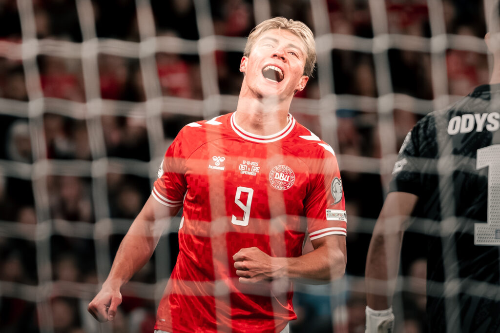 Rasmus Højlund tæt på rødt kort i dramatisk Parken-opgør Rasmus Højlund tæt på rødt kort i dramatisk Parken-opgør